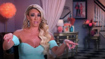 Ms Lady Lavish Prancer Chic Pendientes usados por Danielle Cabral como se ve en The Real Housewives of New Jersey (S13E05)