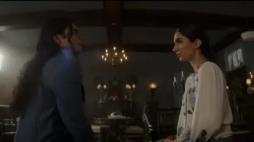 Free People Felicity Peasant Brodé Top porté par Latika Desai (Nida Khurshid) vu dans The Winchesters (S01E11)