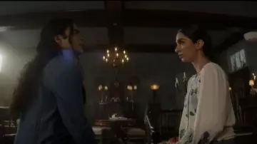 Free People Felicity Peasant Brodé Top porté par Latika Desai (Nida Khurshid) vu dans The Winchesters (S01E11)