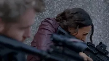 Chaqueta motera de cuero All Saints Cargo usada por María (Erica Hernández) como se ve en True Lies (S01E02)