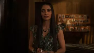 Free People Rylee Printed Top porté par Latika Desa (Nida Khurshid) comme on le voit dans The Winchesters (S01E13)