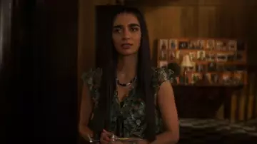 Free People Rylee Printed Top porté par Latika Desa (Nida Khurshid) comme on le voit dans The Winchesters (S01E13)