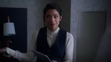 Chemisier Jordan en ivoire porté par Helen (Ginger Gonzaga) vu dans True Lies (S01E02)