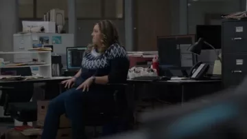 Old Navy Fair Isle Cozy Shak­er­stitch Pullover worn by Claire Muncy (Meredith Holzman) as seen in Alaska Daily (S01E08)
