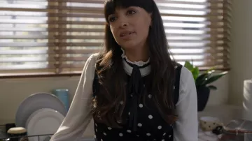 Chaleco halógeno usado por Sam (Hannah Simone) como se ve en Not Dead Yet (S01E06)