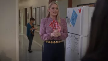 Chemise imprimée APC Janice portée par Lexi (Lauren Ash) vue dans Not Dead Yet (S01E06)
