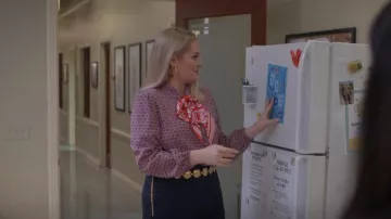 Burberry TB Monogram Striped Silk Skinny Scarf usado por Lexi (Lauren Ash) como se ve en Not Dead Yet (S01E06)