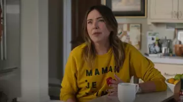 Cv x Chaque mère compte Sweat-shirt porté par Liz (Christa Miller) comme on le voit dans Shrinking (S01E08)
