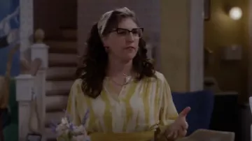 Collier pendentif Anthropologie Monogram porté par Kat (Mayim Bialik) comme on le voit dans Call Me Kat (S03E17)