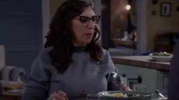 T.La Sweat-shirt brodé à col fictif porté par Kat (Mayim Bialik) comme on le voit dans Call Me Kat (S03E17)