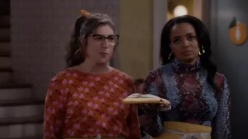 Tee-shirt imprimé à manches longues Maeve porté par Kat (Mayim Bialik) comme on le voit dans Call Me Kat (S03E17)