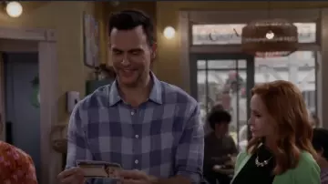 Rails Havana Chemise décontractée portée par Max (Cheyenne Jackson) comme on le voit dans Call Me Kat (S03E17)