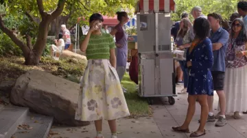 Free People Jasmine Vestido usado por la mujer (Samantha Cutaran) como se ve en Not Dead Yet (S01E06)