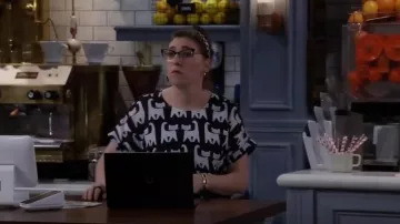 Vargas Purrrrfect Cat Top porté par Kat (Mayim Bialik) comme on le voit dans Call Me Kat (S03E17)
