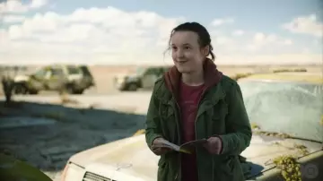 Palm Trees burgundy t-shirt worn by Ellie Williams (Bella Ramsey) in The Last of Us (Season 1 Episode 4)