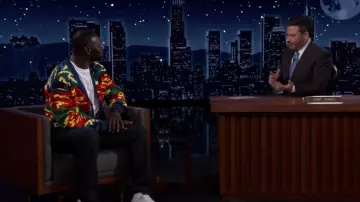 Le cardigan Valentino porté par Omar Sy lors de son passage dans l'émission Jimmy Kim­mel Live! 