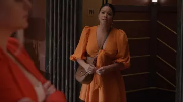 Coach Turnlock Hobo Bag usado por Nell Serrano (Gina Rodriguez) como se ve en Not Dead Yet (S01E06)
