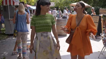 Eliza J Falda completa floral usada por Sam (Hannah Simone) como se ve en Not Dead Yet (S01E06)
