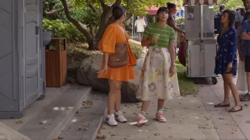 Baskets Nike Air Force 1 Fontanka portées par Nell Serrano (Gina Rodriguez) dans la série Not Dead Yet (saison 1 épisode 6)