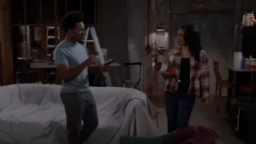 Lucky Brand PLaid Western Babydoll Shirt usada por Randi (Kyla Pratt) como se ve en Call Me Kat (S03E07)