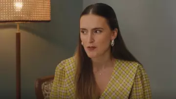 Mini-robe en polyester recyclé Ganni portée par Ashley (Rosa Robson) comme on le voit dans la mémoire tampon (S02E05)
