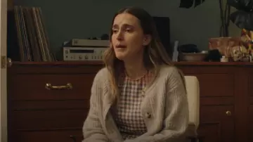 Chemise à carreaux Zara Trafaluc portée par Ashley (Rosa Robson) dans Buffering (S02E05)