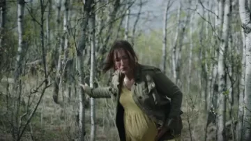 Free People Utility Oversized Not Your Brothers Chaqueta usada por Theresa 'Tess' Servopoulos (Anna Torv) como se ve en The Last of Us (S01E09)