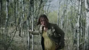 Free People Utility Oversized Not Your Brothers Chaqueta usada por Theresa 'Tess' Servopoulos (Anna Torv) como se ve en The Last of Us (S01E09)