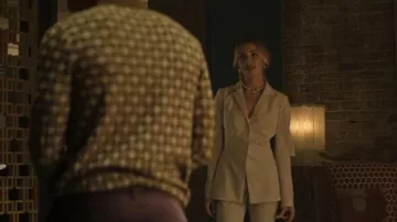 Pantalon évasé taille haute Jacquemus Sauge porté par Lady Phoebe (Tilly Keeper) comme on le voit dans You (S04E06)