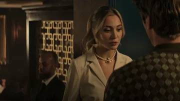 Vivienne Westwood Cristaux Swarovski et collier de perles portés par Lady Phoebe (Tilly Keeper) comme on le voit dans You (S04E06)