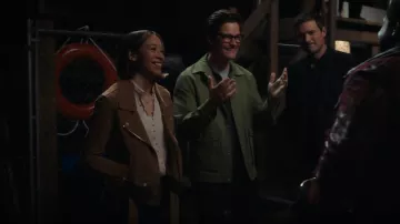 Chaqueta de moto de grano de café NYC en blanco usada por Sarah Truong (Mayko Nguyen) como se ve en Hudson & Rex (S05E14)