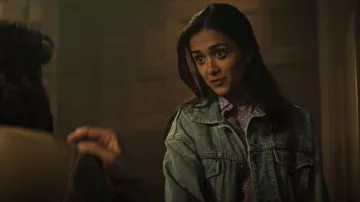 Veste de camionneur Levis 90S portée par Nadia Farran (Amy-Leigh Hickman) comme on le voit dans You (S04E06)