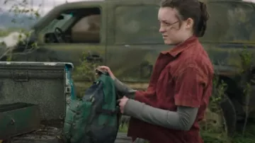 Tlou El­lie Back­Pack Part 1 worn by Ellie Williams (Bella Ramsey) as seen in The Last of Us (S01E09)