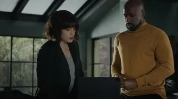 Madewell Whisper Cotton V Neck Tee usada por Sophie Saint-Roch (Irène Jacob) como se ve en Liaison (S01E03)