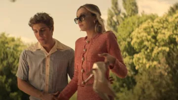Joostricot Mélange Chaqueta de punto de cable usada por Lady Phoebe (Tilly Keeper) como se ve en You (S04E06)