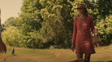 Joostricot Cabled Mélange Mini Skirt portée par Lady Phoebe (Tilly Keeper) comme on le voit dans You (S04E06)
