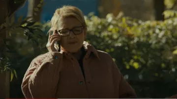 Bernie Oversize abrigo de algodón acolchado en rosa polvoriento usado por Mariam McLusky (Dianne Wiest) como se ve en el alcalde de Kingstown (S02E09)