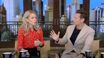 Miu Miu Printed Silk Crepe de Chine Shirt usado por Kelly Ripa como se ve en LIVE with Kelly and Ryan el 8 de marzo de 2023