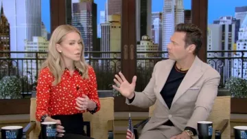 Paul Smith Suéter de lana merino con cuello acanalado a rayas de artista usado por Ryan Seacrest como se ve en VIVO con Kelly y Ryan el 8 de marzo de 2023