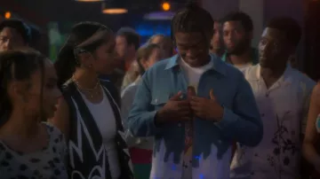 Neon Cowboys Light Up Flame Denim Jacket usada por Zeke (Ceyair J Wright) como se ve en grown-ish (S05E17)