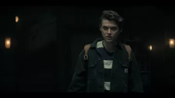 Veste en denim Carhartt WIP Stetson en noir lavé portée par Edward (Brad Alexander) comme on le voit dans You (S04E10)