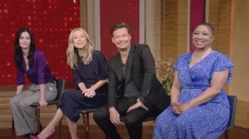DKNY Print Faux Wrap Dress portée par Deja Vu comme vu dans LIVE avec Kelly et Ryan le 9 mars 2023