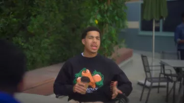 Anwar Carrots Carrots Illustrated Logo Suéter usado por Andre Johnson, Jr. (Marcus Scribner) como se ve en adulto-ish (S05E17)