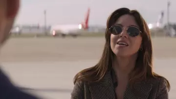 diakritisk Specialist Betydning Oliver Peoples Black sunglasses worn by Harper Spiller (Aubrey Plaza) as  seen in The White Lotus TV show wardrobe (S02E06) | Spotern