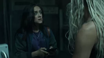 BDG Vintage Denim Bomber Jacket porté par Nadia Farran (Amy-Leigh Hickman) comme on le voit dans You (S04E08)