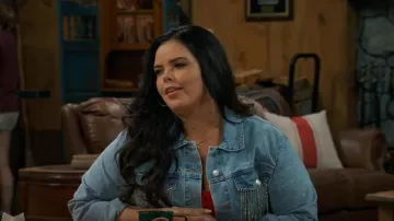 Chaqueta vaquera Forever 21 Diamante usada por Lou Hockhauser (Miranda May) como se ve en BUNK'D (S06E18)