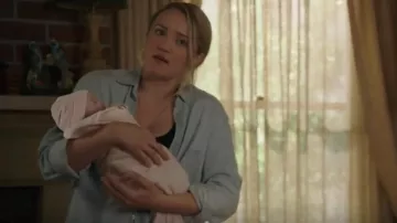 Rails In­grid Cham­bray Shirt worn by Mandy (Emily Osment) as seen in Young Sheldon (S06E15)