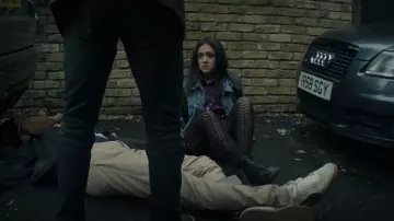 Dr Martens 1460 Botas de 8 ojos en negro usadas por Nadia Farran (Amy-Leigh Hickman) como se ve en You (S04E10)