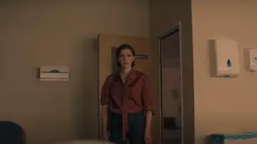 Camisa de cierre de botones de manga larga de Valentino usada por Kate Galvin (Charlotte Ritchie) como se ve en You (S04E10)