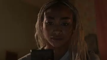 Mejuri Bold Sphere Studs usados por Marienne Bellamy (Tati Gabrielle) como se ve en You (S04E10)